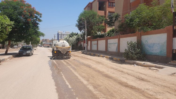 في اطار توجيهات "سراج"حملات مكبرة لتمهيد الطرق والنظافة تم رفع ٨٨٠ طن مخلفات بجهينة