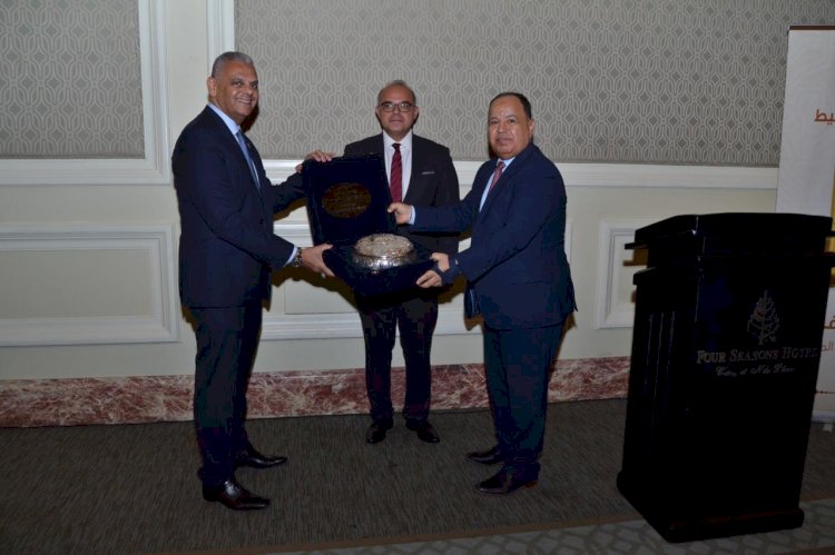 في تقليد جديد: الاتحاد المصري للتأمين يكرم وزير المالية السابق محمد معيط