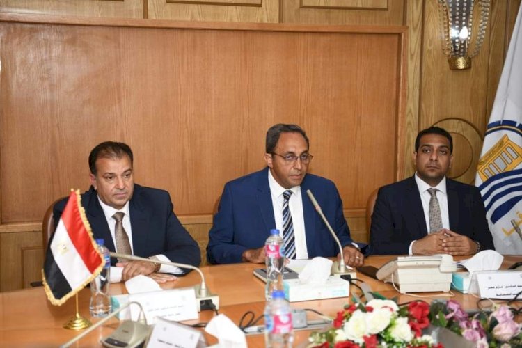 محافظ قنا ورئيس جامعة جنوب الوادى يبحثان  التعاون بين مستشفيات الجامعة و الصحة