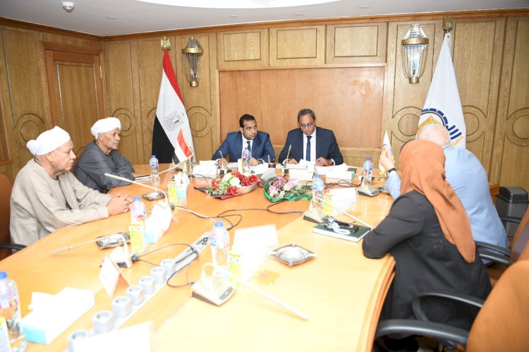 محافظ قنا يبحث عدد من المشكلات العامة وطلبات المواطنين مع أعضاء النواب والشيوخ