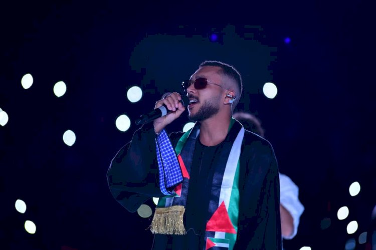 ويجز يشعل حفل مهرجان صيف بنغازي بالشال الفلسطيني والجلبية الصعيدية المصرية
