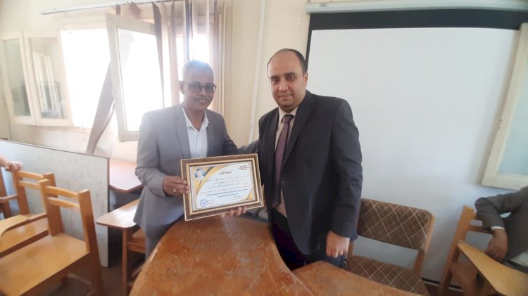 مديرية التنظيم والإدارة بسوهاج تكرم شاعرها أحمد حسين