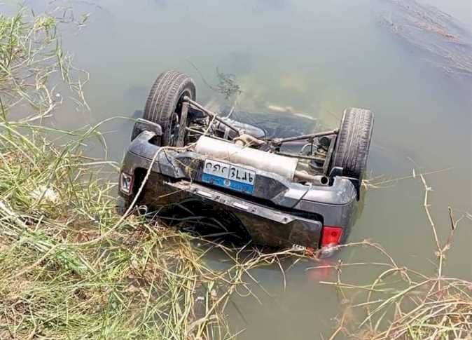 مصرع شخص وإصابة آخر في حادث تصادم وانقلاب سيارة داخل ترعة بالمنيا