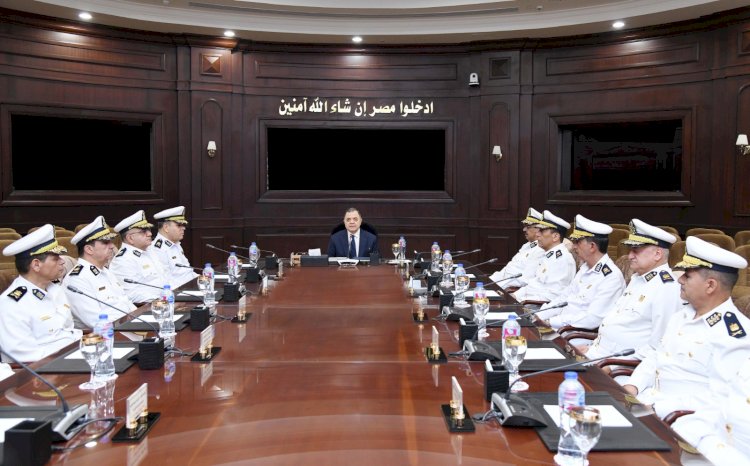 وزير الداخلية يستعرض الخطط الامنية مع مساعدي اول ومساعدي الوزير عبر خاصية الكونفرانس