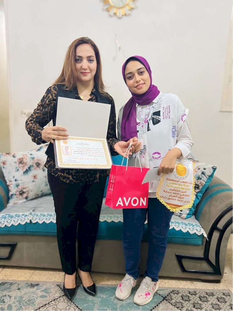 الشعب الجمهوري بنجع حمادي يكرم الطالبة مريم إيهاب لحصولها على المركز 5 بالثانوية العامة