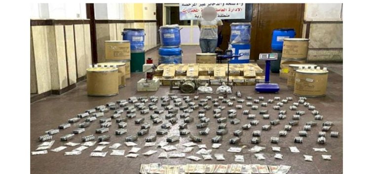 مواطن يقوم بتدوير العقاقير المخدرة