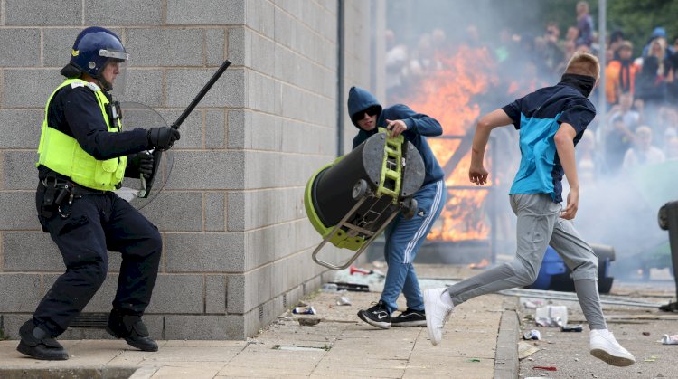 الملك تشارلز يشكر الشرطة على ما فعلوه لاستعادة السلام بالمناطق التي تأثرت بالفوضى