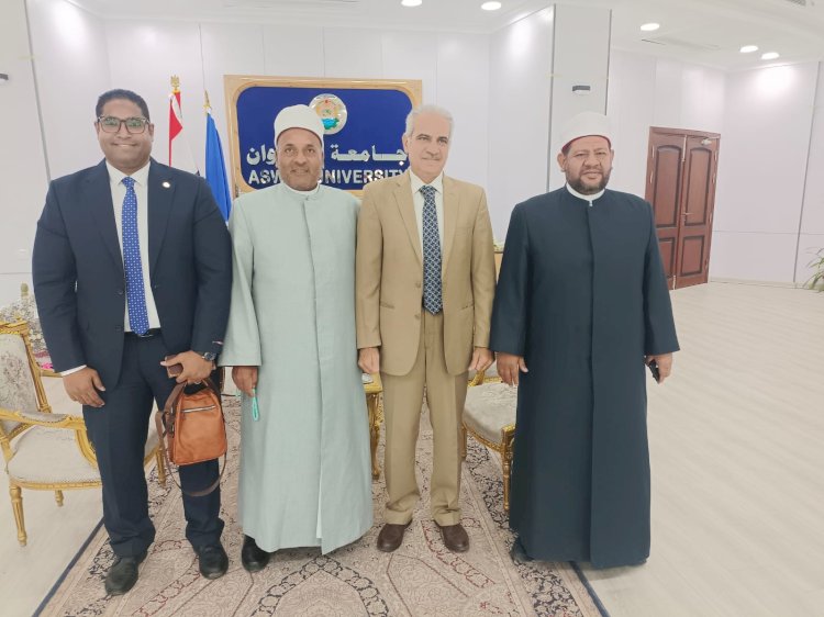 القائم بأعمال رئيس جامعة أسوان يستقبل وفد من المنطقة الأزهرية لتقديم التهنئة