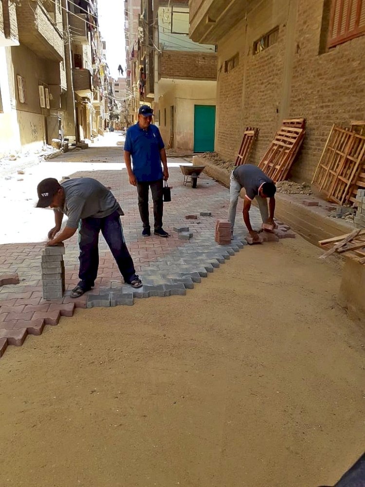 استمرار تركيب بلاط الانترلوك بشوارع طهطا بسوهاج