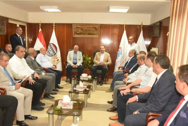 وزير قطاع الأعمال العام يستهل زيارته لشركة الدلتا للصلب بلقاء محافظة القليوبية