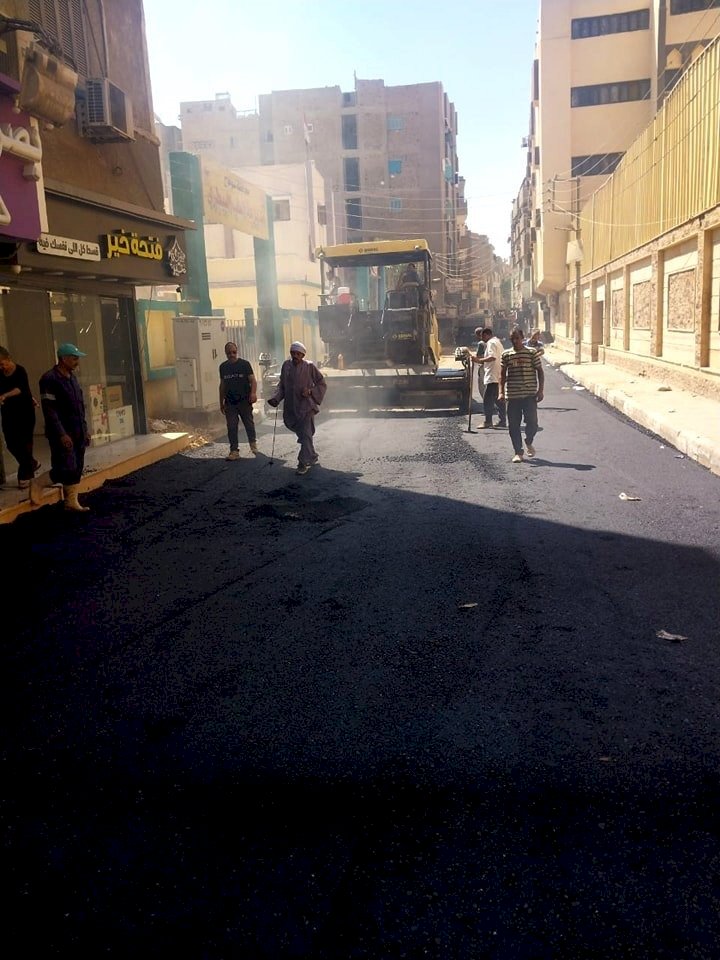 استمرار العمل برصف عدد من شوارع حي شرق بسوهاج