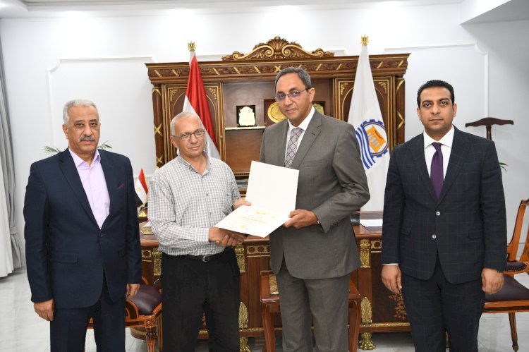 محافظ قنا يكرم أوائل الدورات التدريبية بمركز التنمية المحلية بسقارة