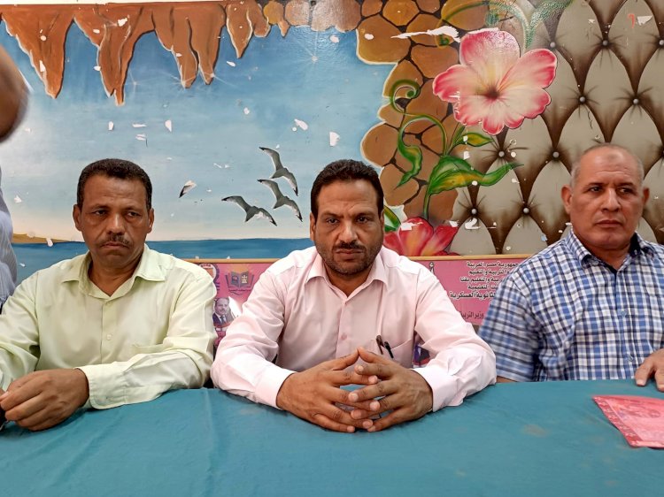 قاصد واعضاء المتابعة بأبوتشت يكرمون عبدالواحد بعد ترقيته وكيلا لإدارة نجع حمادي