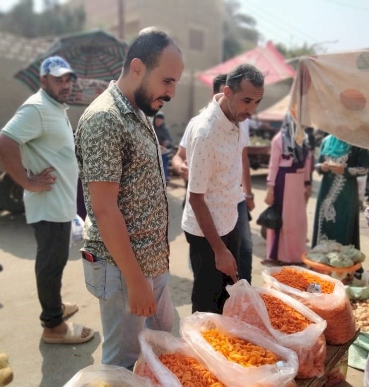 ضبط 400 كيلو مخلفات شيبسي منتهية الصلاحية وإعدام منتجات غذائية وبحملة على أسواق بني سويف