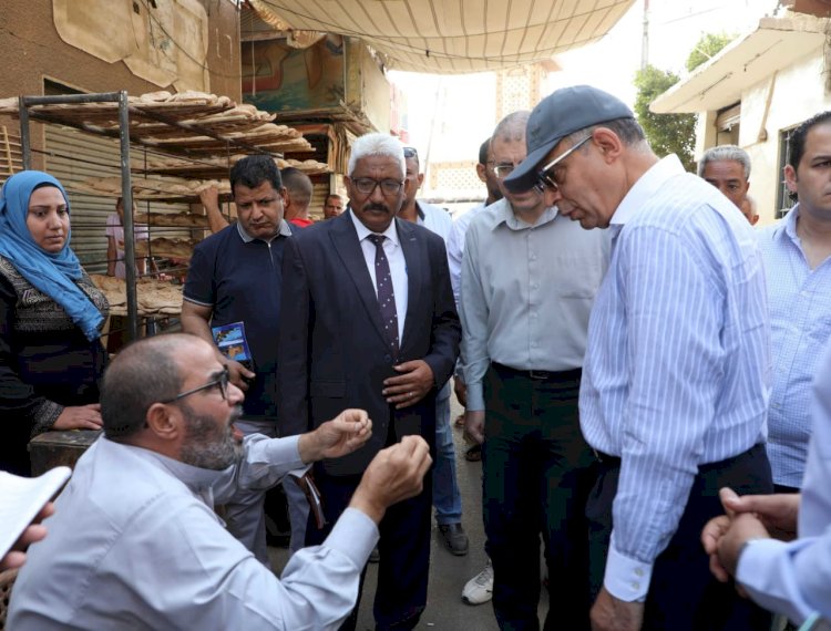 كدواني يستوقف عامل نظافة ويوجه بمراجعة أدوات جمع القمامة تخفيفا عن العمال