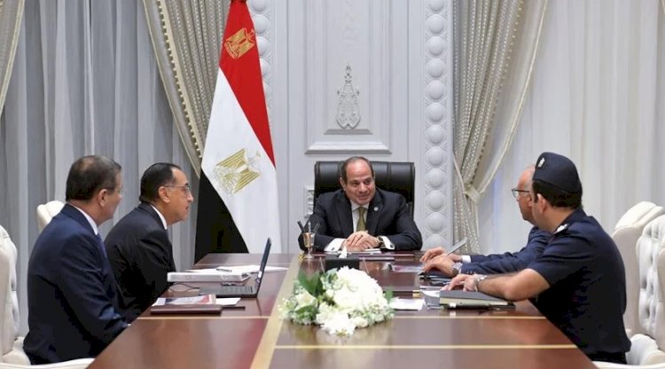 الرئيس السيسي يعقد اجتماعًا مع رئيس الوزراء وعدد من الوزراء والمسئولين