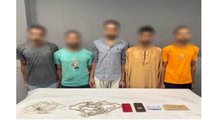 احتجاز مواطنين واكراههما علي التوقيع علي ايصالات امانة لخلاف علي موبايل مع اخرين بالقاهرة