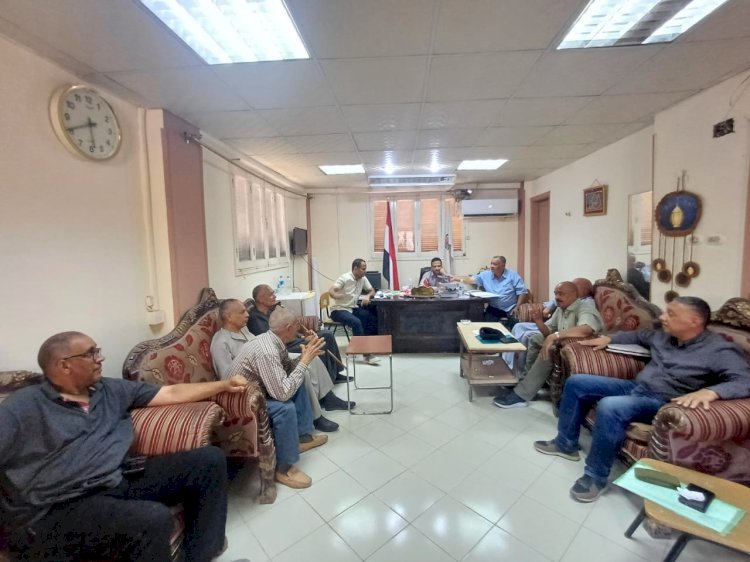 مدير عام التعليم بأبو تشت يشهد الاجتماع الدوري  لمجلس الأمناء