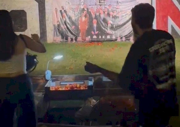 احتجاجا علي مايحدث في غزة : اليسار الإسرائيلي يضرب صورة الزعماء في تل أبيب بالطماطم