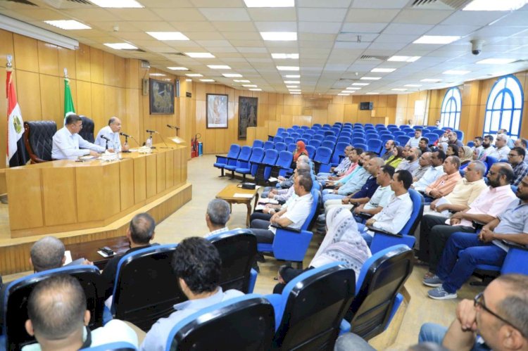 محافظ المنيا يوجه بتسريع ملف التصالح: حملات توعية وسيارات متنقلة لتلقى طلبات المواطنين