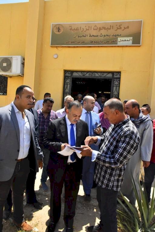 محافظ اسيوط يزور معهد الصحة الحيوانية