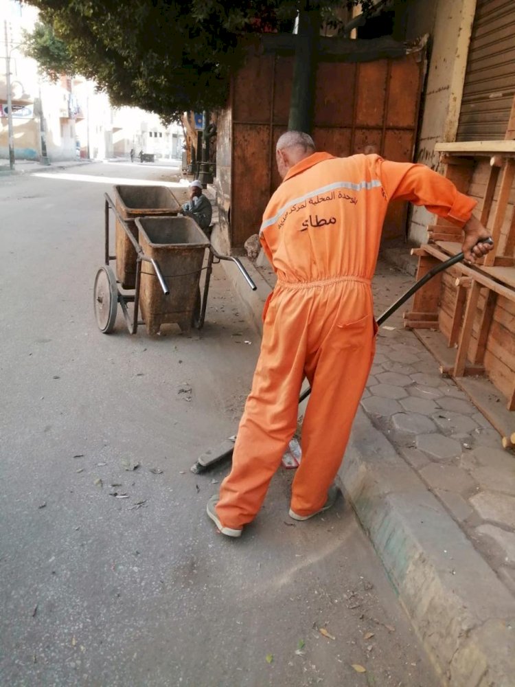 حملات مكثفة ومستمرة لإزالة المخلفات الصلبة ورفع كفاءة الانارة بشوارع وقرى المنيا