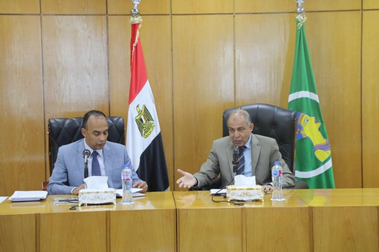 محافظ المنيا يبحث تفعيل مبادرة بناء الإنسان بحزمة من الأفكار غير التقليدية