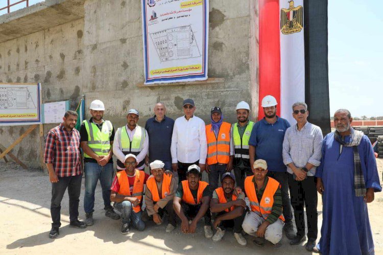 محافظ المنيا يتابع الأعمال الإنشائية بمحطة صرف برمشا لخدمة ١٣ قرية بالعدوة