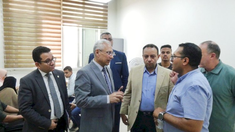 د. عصام فرحات يتفقد انتظام إجراءات قيد الطلاب بجامعة المنيا الأهلية