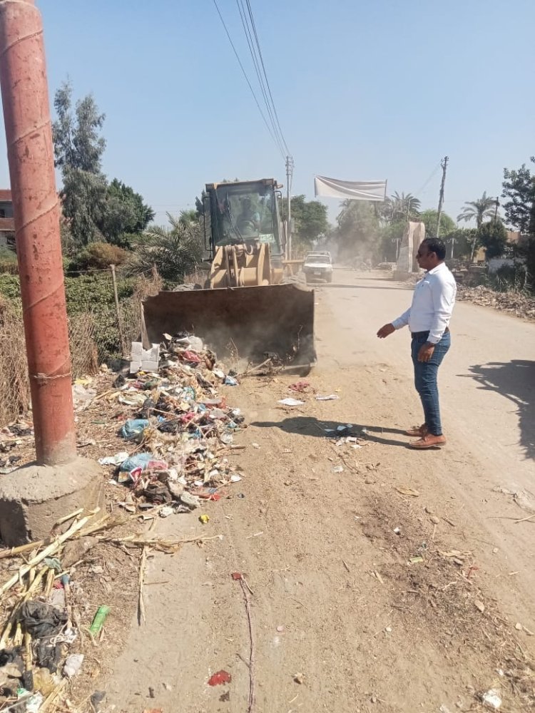 حملات مكثفة لإزالة المخلفات الصلبة وتمهيد وتسوية الطرق بشوارع وقرى 8 مراكز
