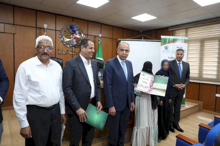 محافظ المنيا يسلم مساعدات مالية لخمس عرائس من الأسر الأكثر احتياجًا