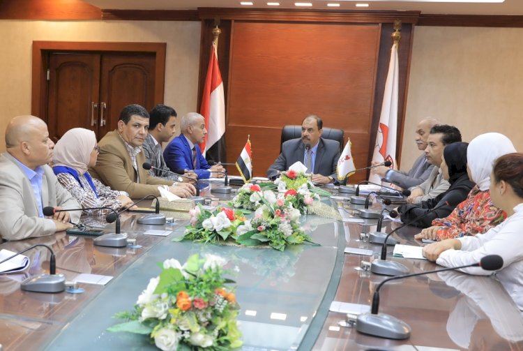 سراج يبحث تطوير الهوية البصرية لسوهاج