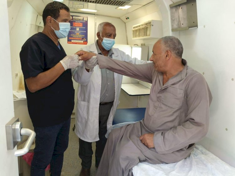 صحة المنيا :تقديم الخدمات الطبية لـ 1525 مواطناً خلال قافلة طبية بقرية منبال بمطاى