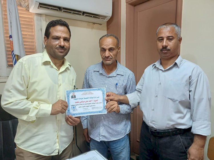 مدير تعليمية أبوتشت يكرم سباعي تقديراً لجهوده  المتميزة في أداء مهام عمله