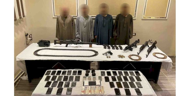 ضبط ٤ متهمين وبحوزتهم مخدرات واسلحة باسيوط