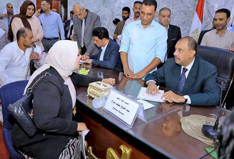 "سراج" يبحث مشاكل ٣٠٠ مواطن سوهاجي