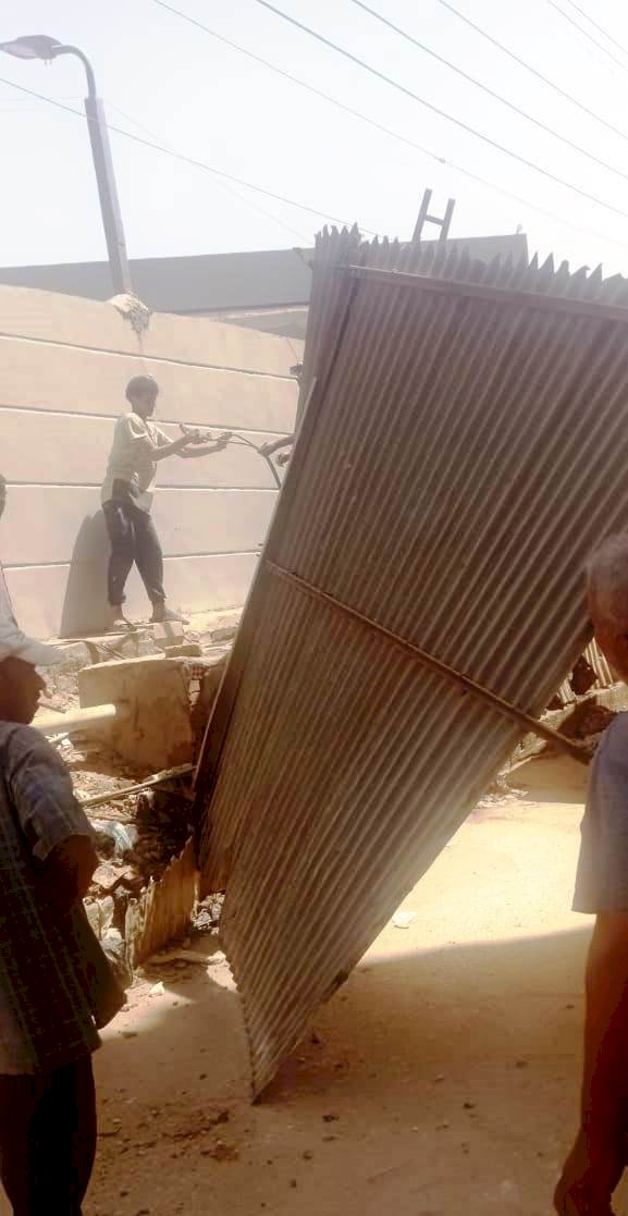 في اسرع استجابة ل"سراج"ازالة سور علي احد الشوارع الرئيسية بطهطا وتركيب بلاط الانترلوك