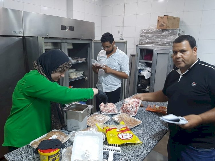 حملات مكبرة لمراجعة المحال التجارية والمطاعم بحي شرق سوهاج