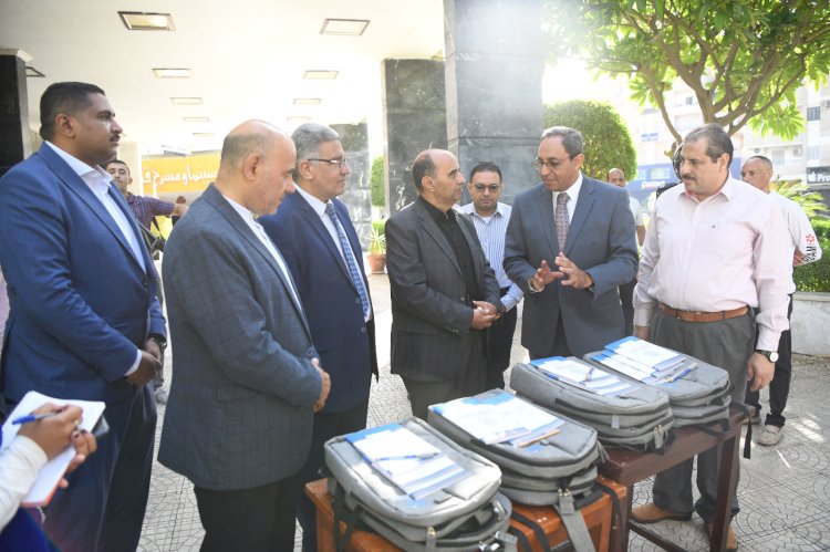 النهضه للصناعات :محافظ قنا يشهد تسليم 800 شنطة مدرسية للطلاب الأولى بالرعاية