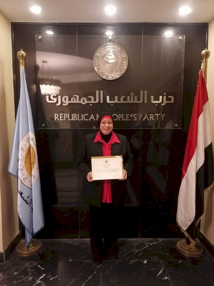 "الشعب الجمهوري" يكرم أمينة المرأة بمحافظة قنا