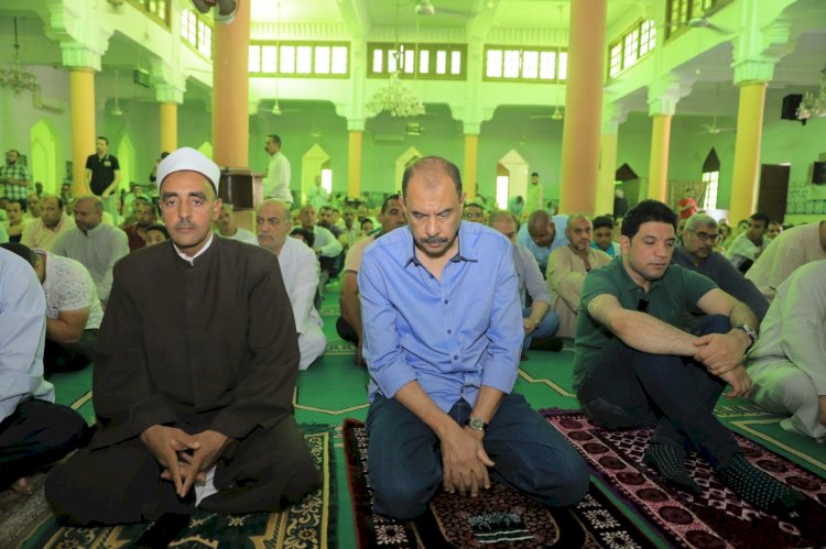 "سراج" يستمع لمطالب المواطنين بعد اداء صلاة الجمعة بمسجد الشرطة بسوهاج