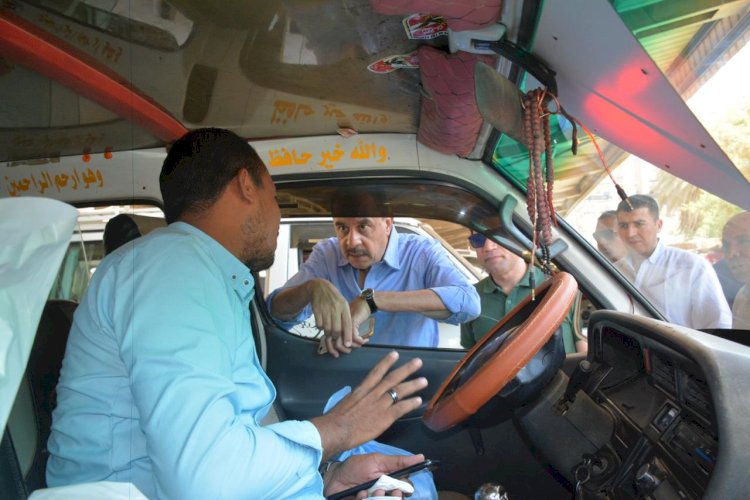 محافظ سوهاج يتفقد العمل بموقف سيارات الاجرة