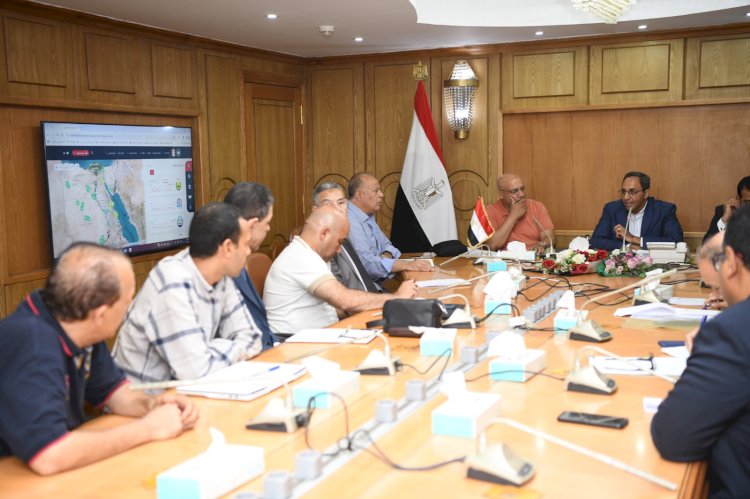 محافظ قنا يناقش الفرص الاستثمارية الواعدة بالمحافظة