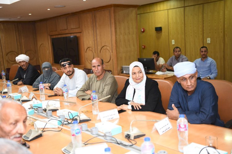 محافظ قنا يستقبل وفدا من نقابتي الزراعيين والفلاحين بمكتبه