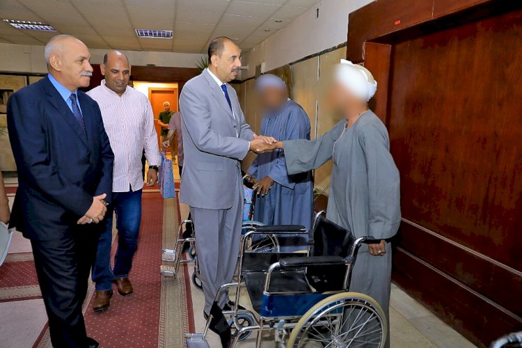 محافظ سوهاج يسلم ٥ كراسي متحركة لذوي الاعاقة