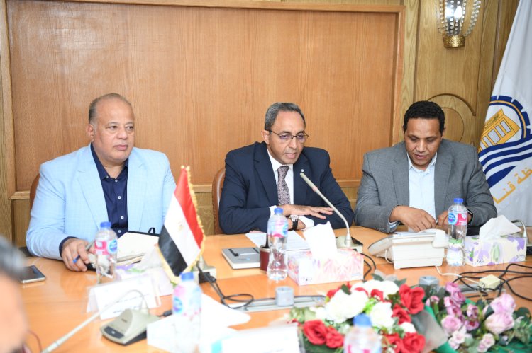 محافظ قنا يستعرض الموقف التنفيذى لمشروعات المرحلة الأولى واستعدادات المرحلة الثانية من حياة كريمة