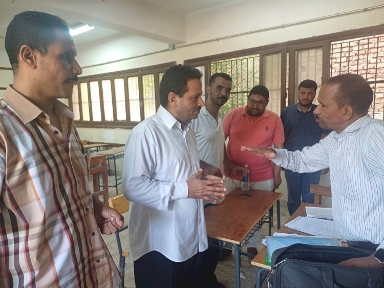 قاصد يتابع سير العمل في مقر التقديم للراغبين في العمل بنظام الحصة بابوتشت