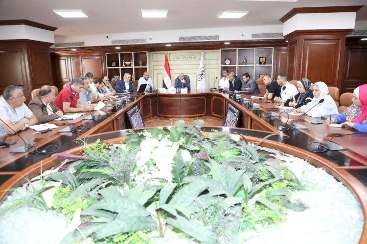 محافظ بني سويف يناقش مقترحات تسهيل الحركة المرورية بالمناطق والميادين الحيوية