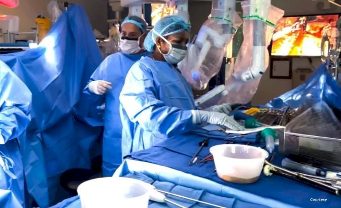 فريق طبي سعودي يجري أول عملية لزراعة قلب كاملة بالروبوت في العالم