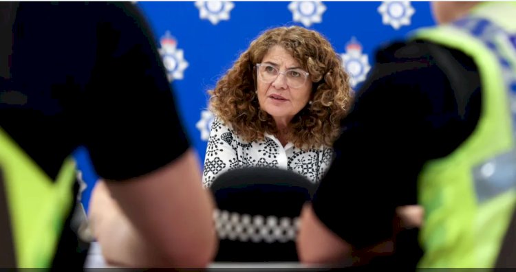 باب شرطة لندن مخلع.. سرقة حقيبة وزيرة الداخلية البريطانية خلال محاضرة عن مكافحة اللصوص
